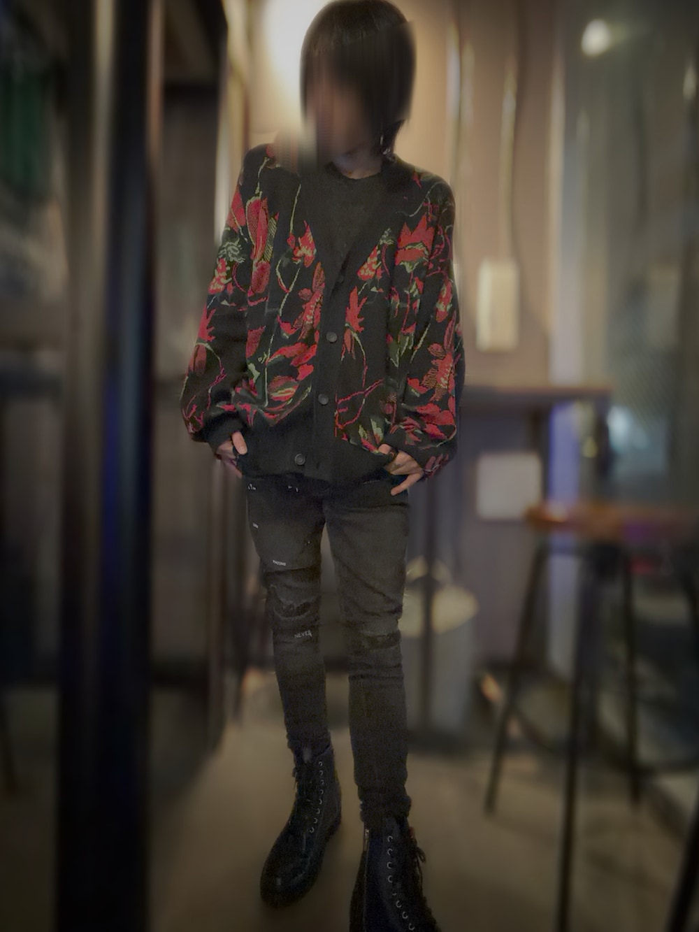 ベージュ系のブルゾン、ブラック系のカーディガン/ボレロ、ブラック系のデニムパンツを着用したメンズの春コーディネートの2枚目の写真