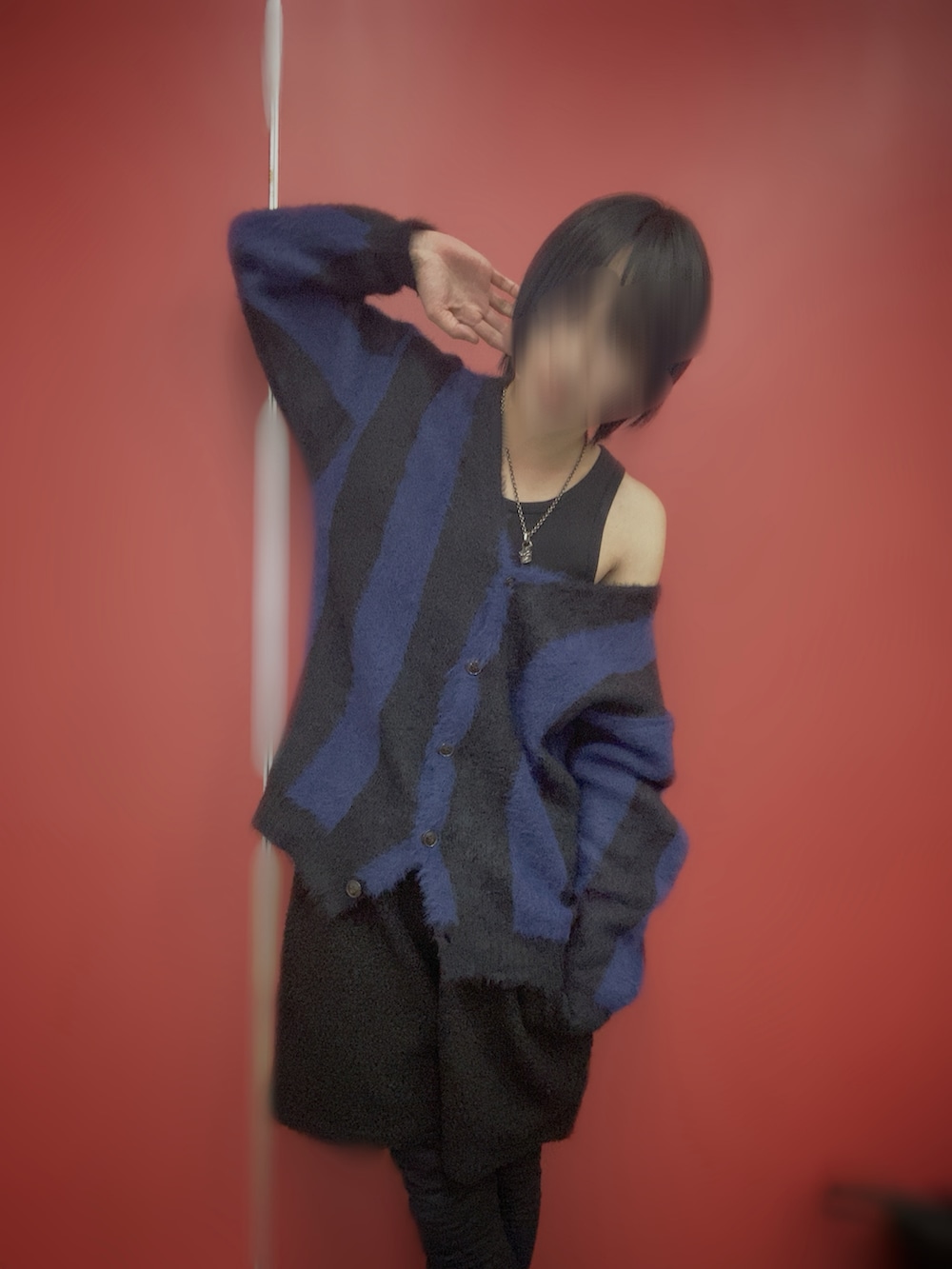 ブラック系のその他パンツ、ブラック系のブルゾンを着用したメンズの春コーディネートの2枚目の写真