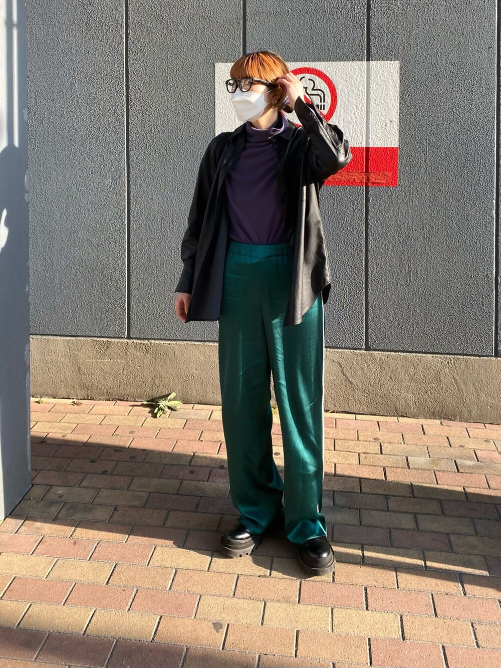 「タートルネック、ラインパンツ、サテンパンツ、レザー、ZARA、ママコーデ、黒縁メガネ、韓国ファッション、ママファッション」｜「JEANASISのビーガンレザーソフトレギュラーシャツ/924306（シャツ/ブラウス、ブラック系）」を使った、misaki.さん（レディース・165cm）の冬コーディネートの2枚目の写真