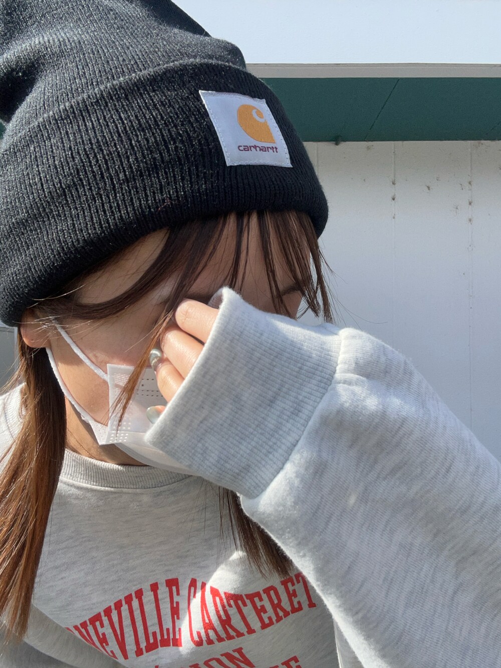 グレー系のスウェット、ブルー系のデニムパンツ、ブラック系のニットキャップ/ビーニーを着用したレディースの冬コーディネートの2枚目の写真