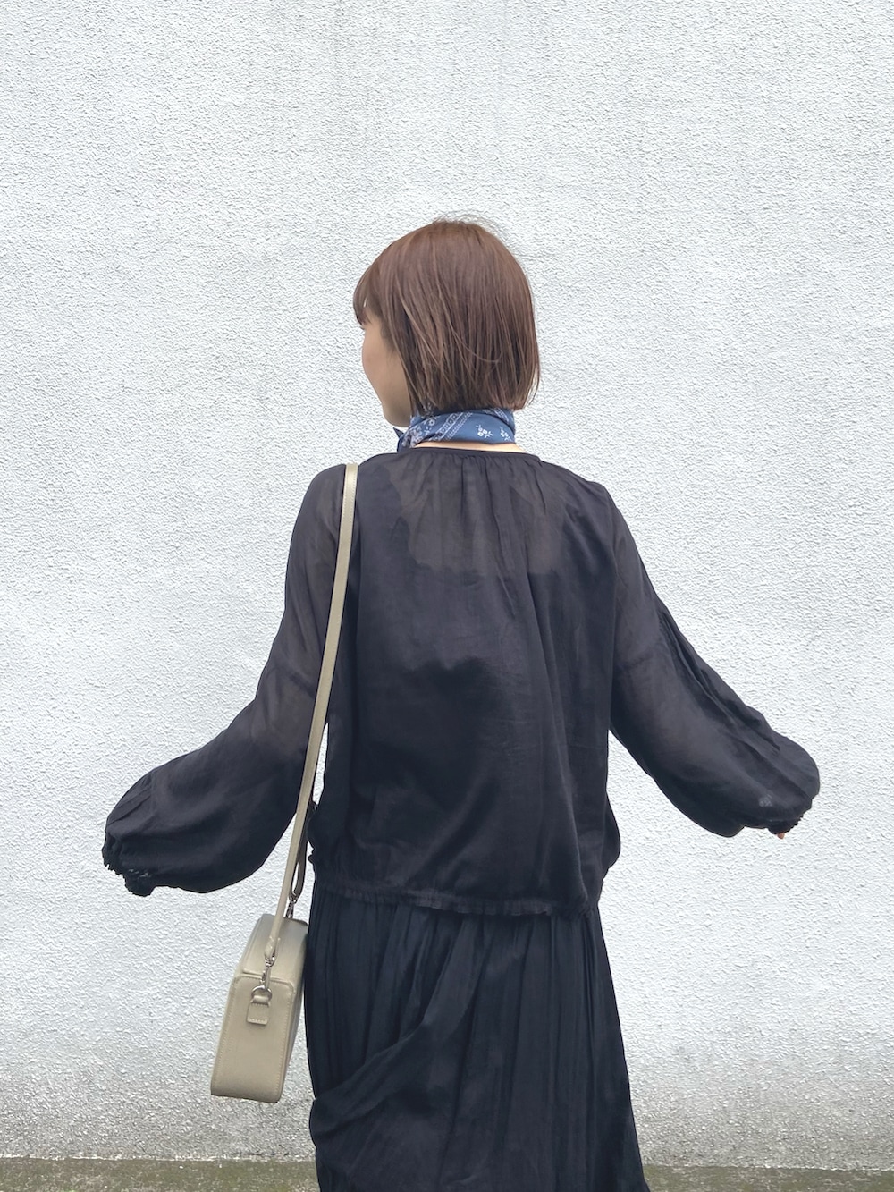 ブラック系のシャツ/ブラウス、ブラック系のスカート、ブルー系のバンダナ/スカーフを着用したレディースの夏コーディネートの4枚目の写真