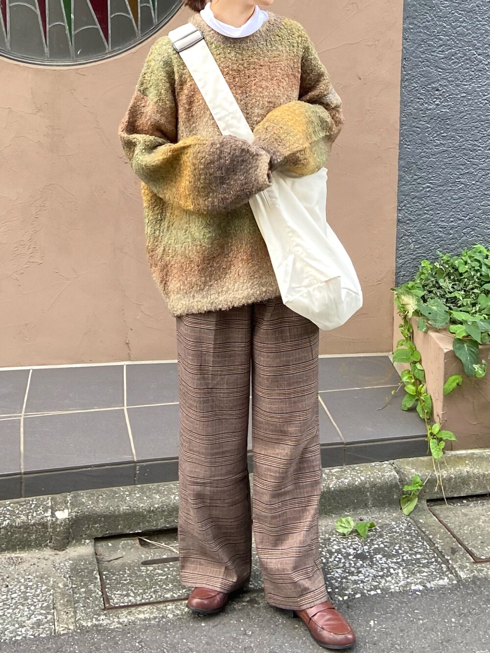 イエロー系のニット/セーター、ホワイト系のショルダーバッグ、その他のその他を着用したレディースの秋コーディネートの2枚目の写真