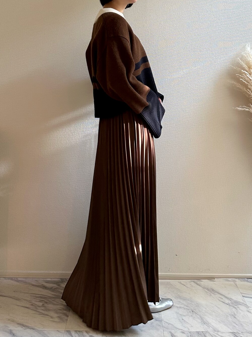 ブラウン系のニット/セーター、ブラウン系のスカート、その他のその他を着用したレディースの冬コーディネートの3枚目の写真