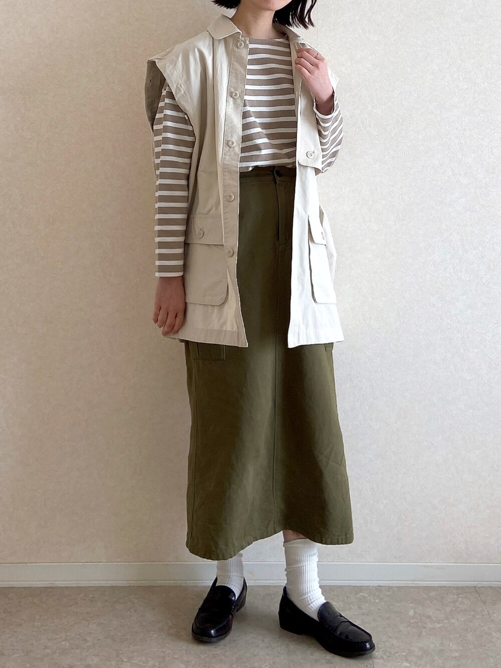 ホワイト系のブルゾン、その他のその他を着用したレディースの春コーディネートの4枚目の写真