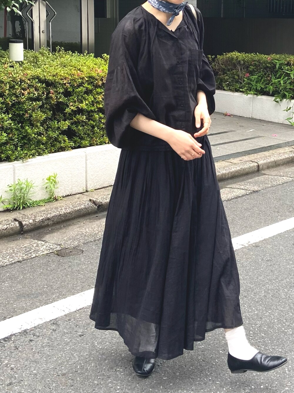 ブラック系のシャツ/ブラウス、ブラック系のスカート、ブルー系のバンダナ/スカーフを着用したレディースの夏コーディネートの2枚目の写真