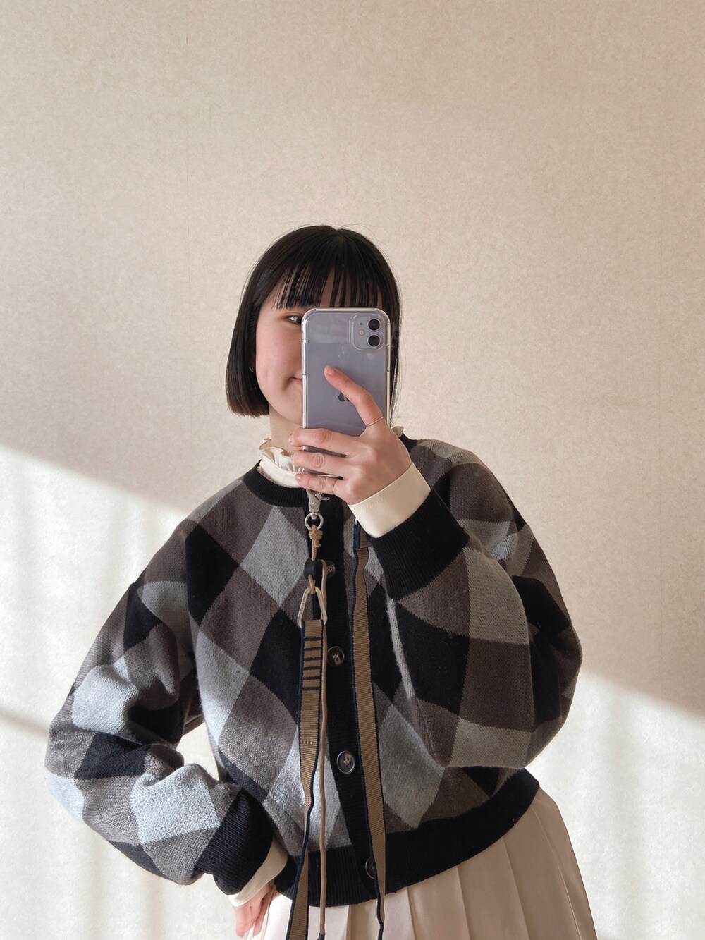 ホワイト系のスカート、その他のその他を着用したレディースの春コーディネートの3枚目の写真