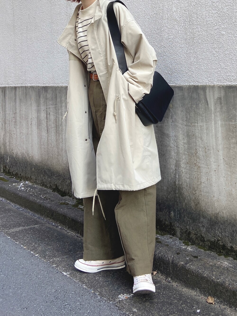 ベージュ系のモッズコート、ホワイト系のTシャツ/カットソー、グリーン系のその他パンツを着用したレディースの秋コーディネートの2枚目の写真