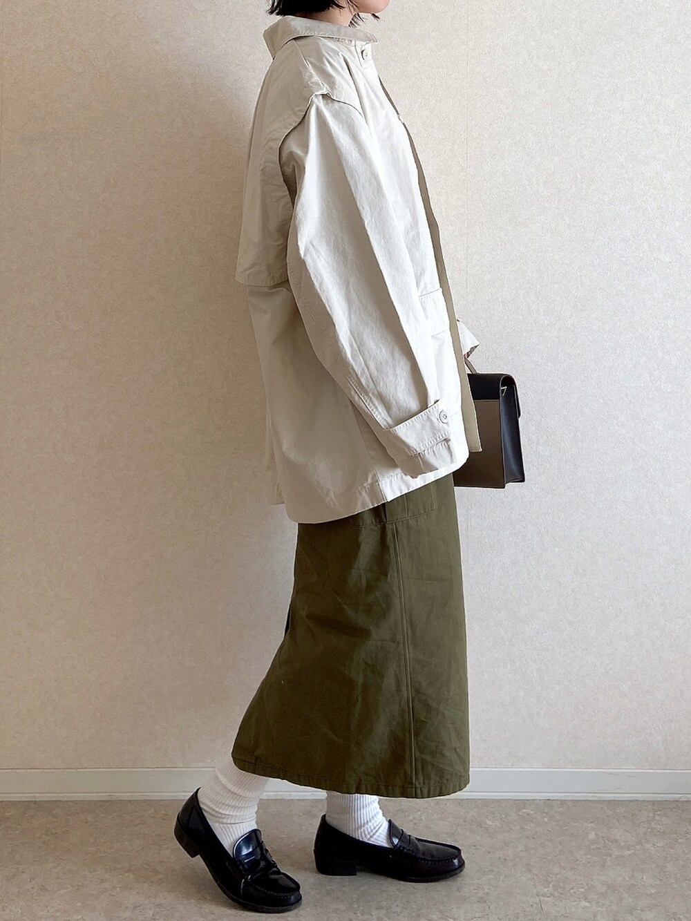 ホワイト系のブルゾン、その他のその他を着用したレディースの春コーディネートの3枚目の写真