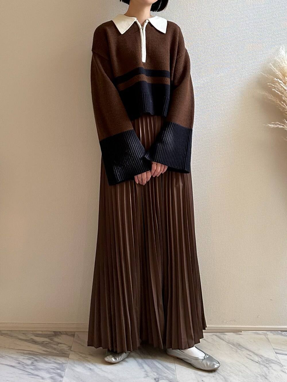 ブラウン系のニット/セーター、ブラウン系のスカート、その他のその他を着用したレディースの冬コーディネートの2枚目の写真