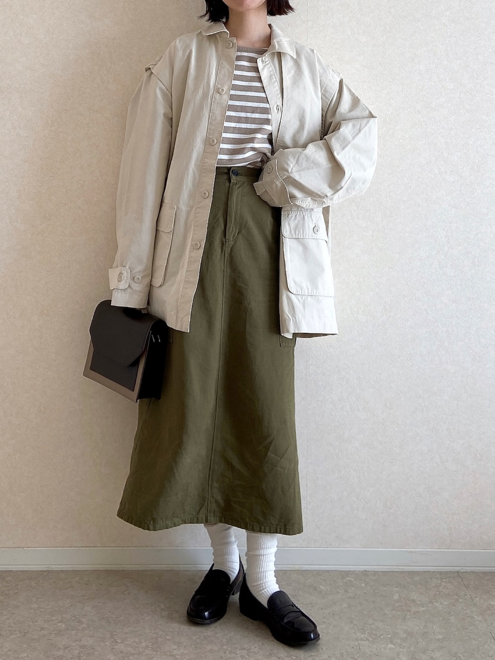 ホワイト系のブルゾン、その他のその他を着用したレディースの春コーディネートの2枚目の写真