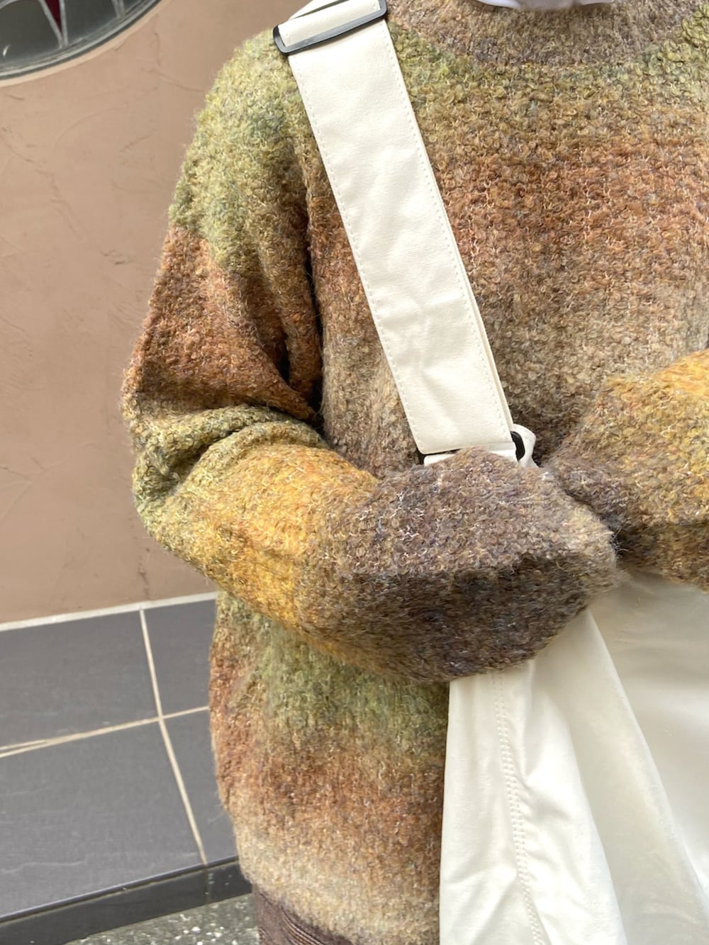 イエロー系のニット/セーター、ホワイト系のショルダーバッグ、その他のその他を着用したレディースの秋コーディネートの3枚目の写真