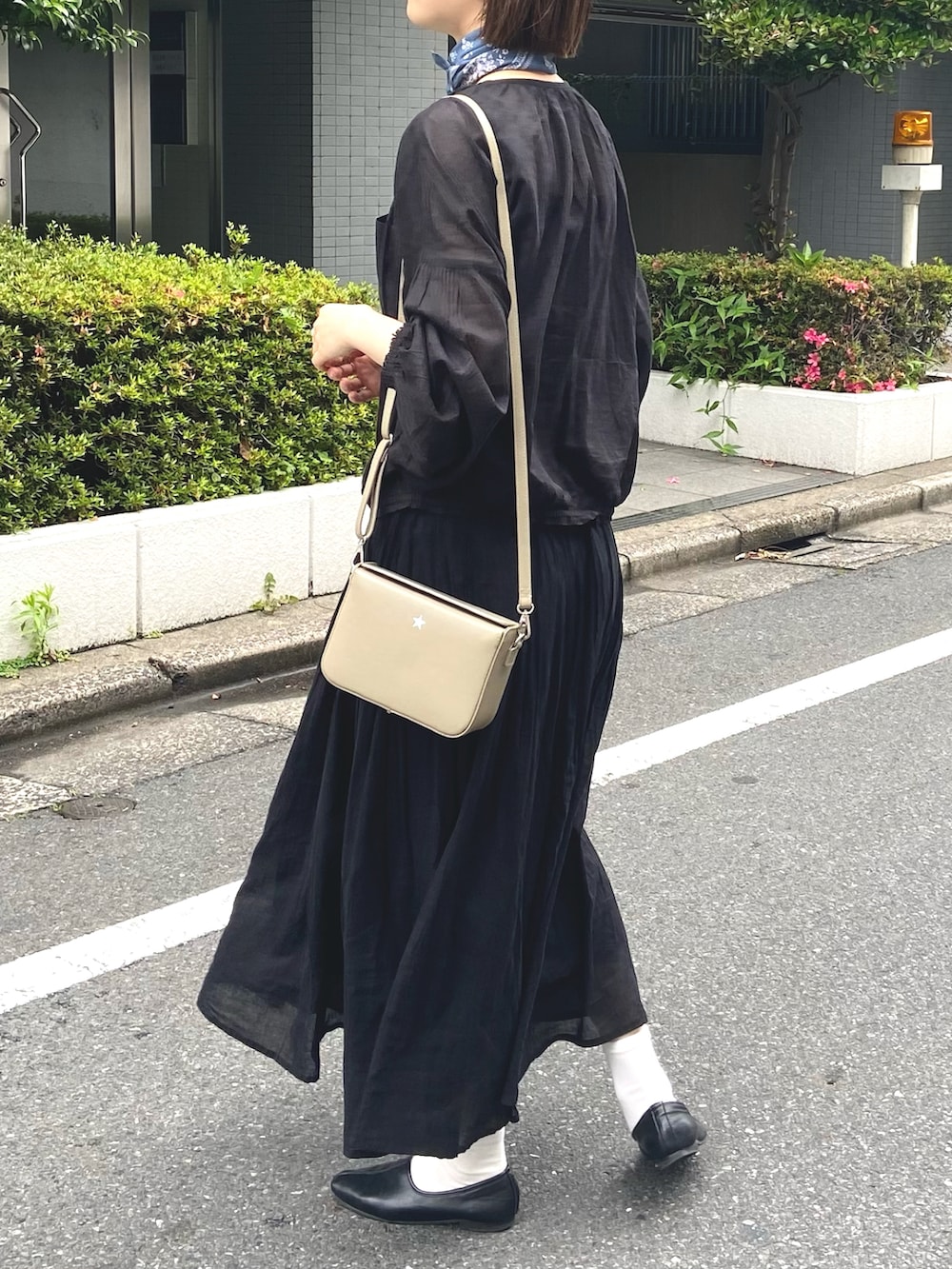 ブラック系のシャツ/ブラウス、ブラック系のスカート、ブルー系のバンダナ/スカーフを着用したレディースの夏コーディネートの3枚目の写真