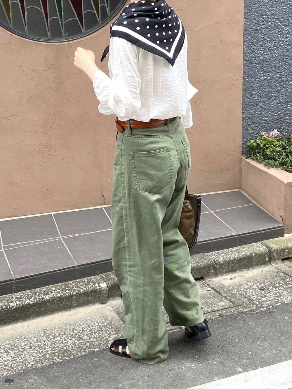 ブラック系のサンダル、ブラック系のバンダナ/スカーフ、その他のその他を着用したレディースの夏コーディネートの3枚目の写真