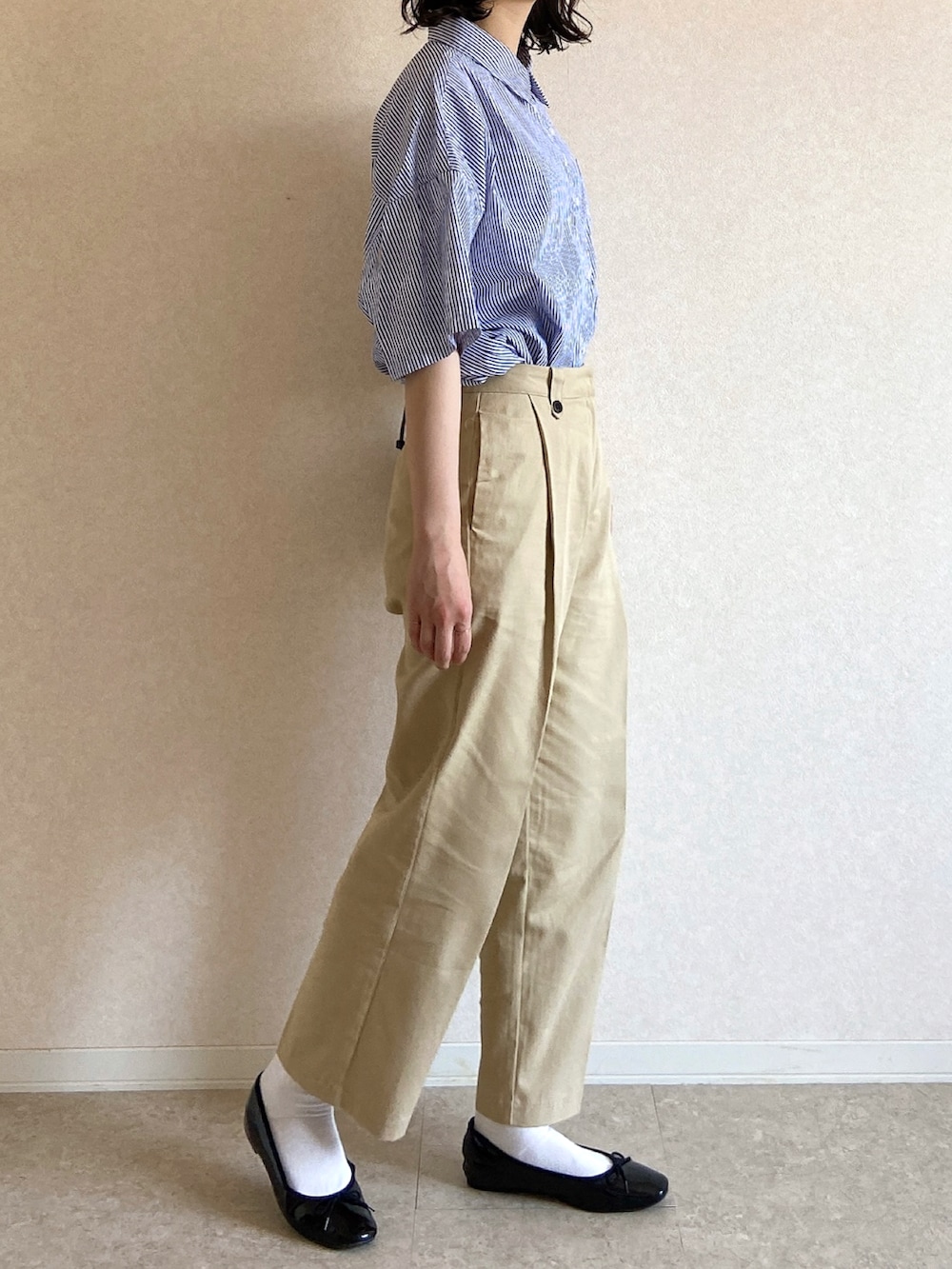 ベージュ系のパンツ、ブルー系のシャツ/ブラウス、その他のその他を着用したレディースの夏コーディネートの2枚目の写真