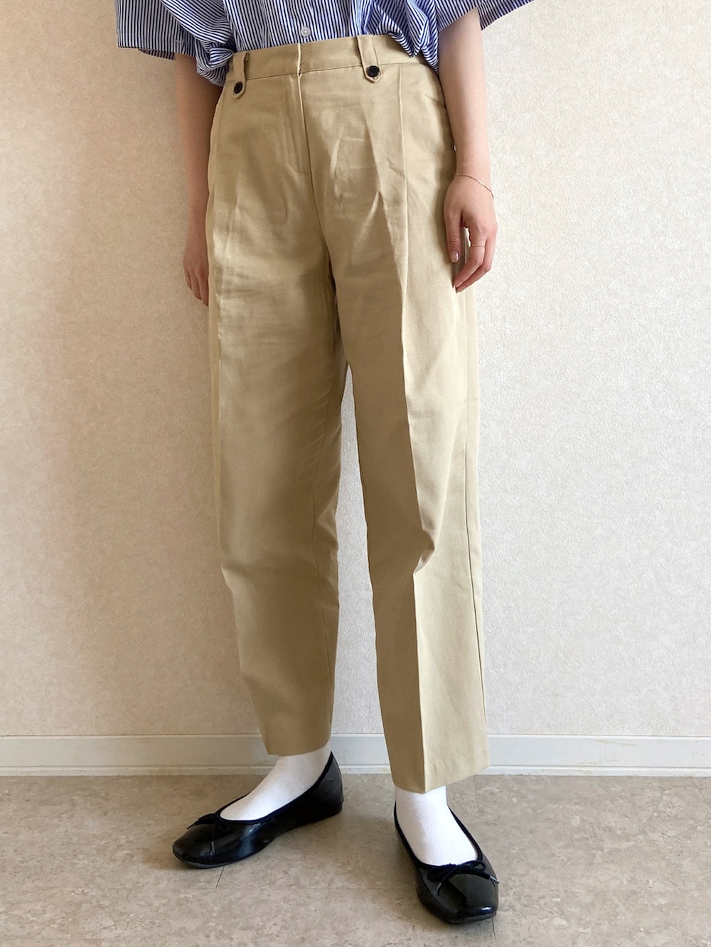 ベージュ系のパンツ、ブルー系のシャツ/ブラウス、その他のその他を着用したレディースの夏コーディネートの3枚目の写真