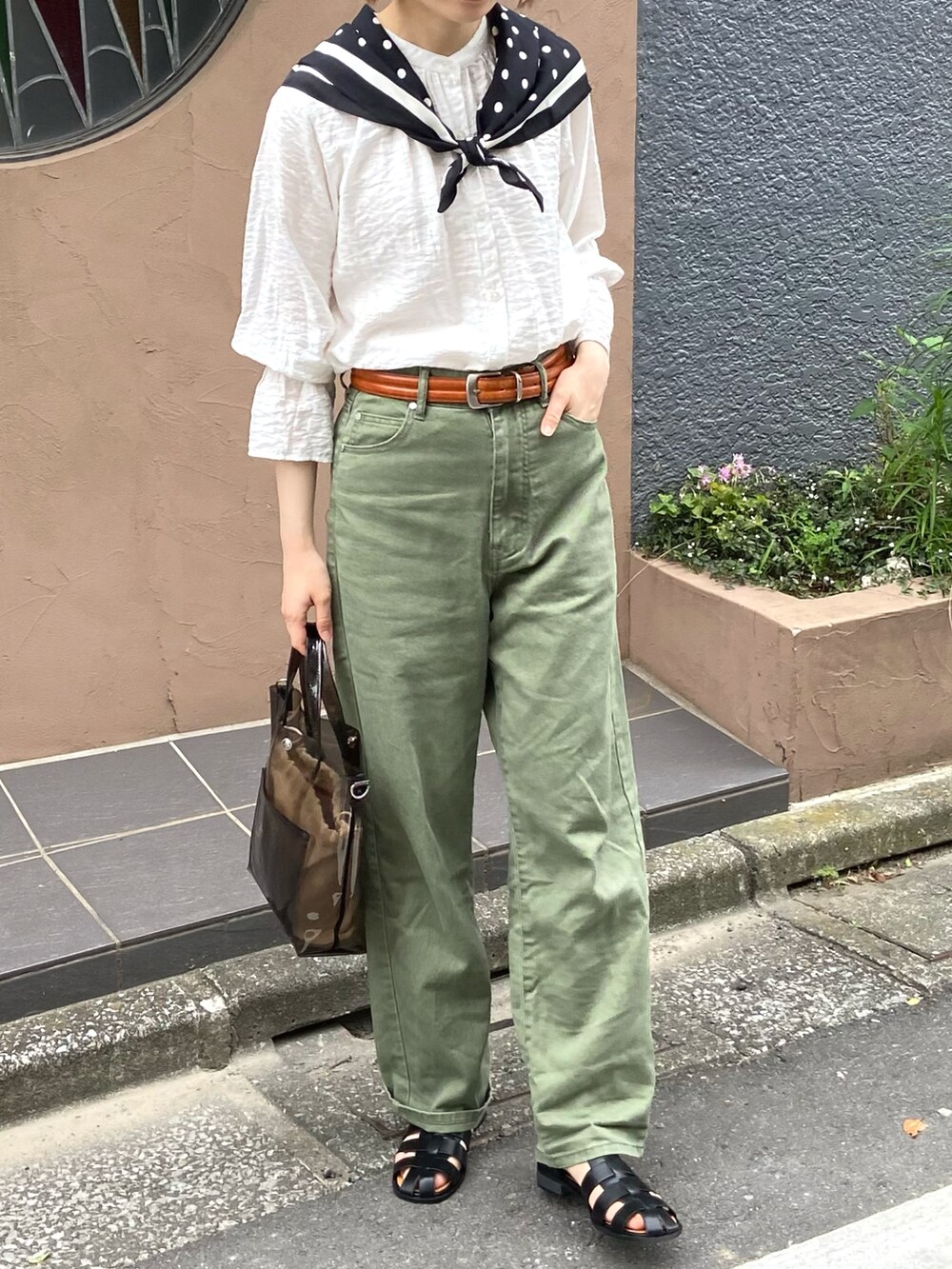 ブラック系のサンダル、ブラック系のバンダナ/スカーフ、その他のその他を着用したレディースの夏コーディネートの2枚目の写真