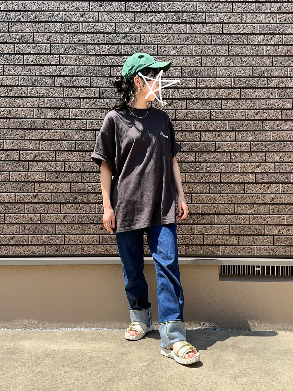ブルー系のデニムパンツ、グレー系のTシャツ/カットソー、ベージュ系のサンダルを着用したレディースの夏コーディネートの2枚目の写真