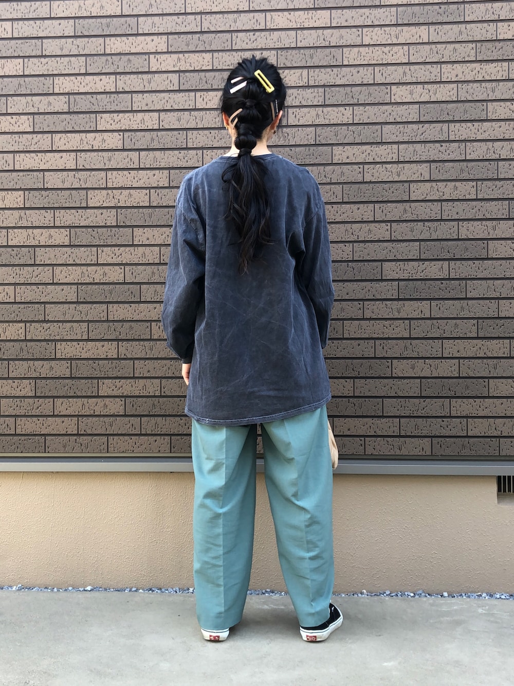 ベージュ系のショルダーバッグ、グリーン系のその他パンツ、ブラック系のスニーカーを着用したレディースの春コーディネートの2枚目の写真