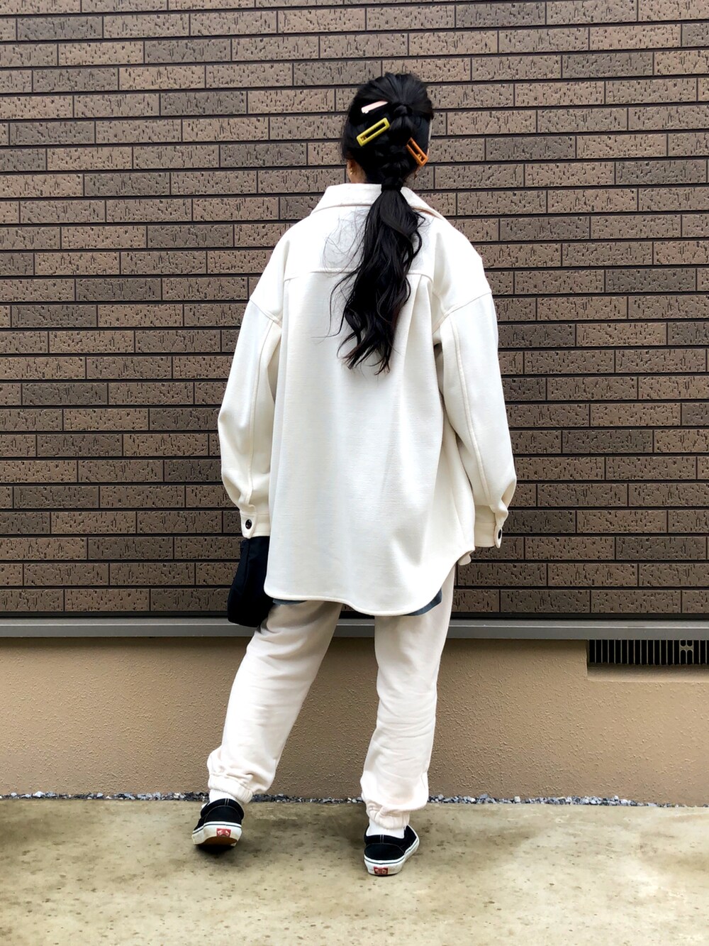 ホワイト系のスウェットパンツ、ブルー系のTシャツ/カットソー、ホワイト系のその他アウターを着用したレディースの春コーディネートの2枚目の写真