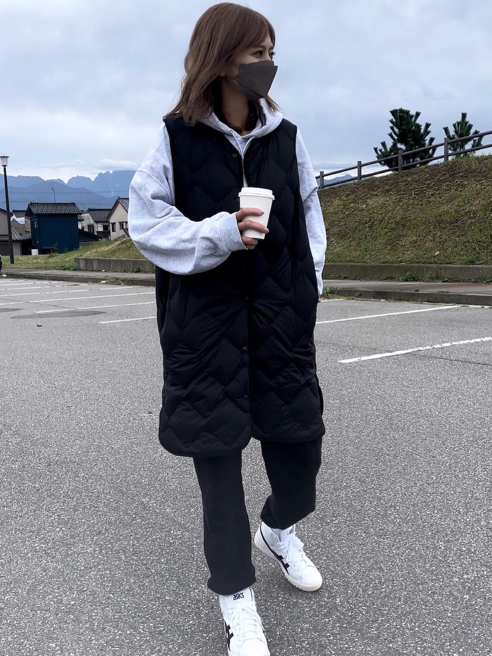 ブラック系のジャケット/アウター、ホワイト系のスニーカーを着用したレディースの秋コーディネートの2枚目の写真