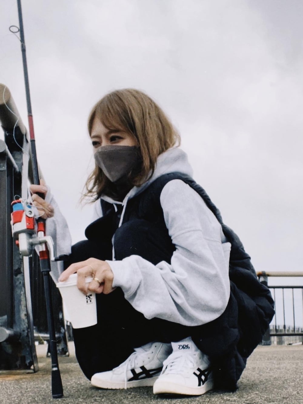 ブラック系のジャケット/アウター、ホワイト系のスニーカーを着用したレディースの秋コーディネートの3枚目の写真