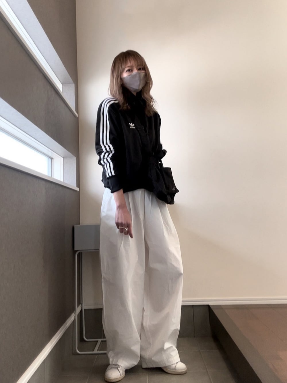 ブラック系のジャージ、ホワイト系のその他パンツを着用したレディースの冬コーディネートの2枚目の写真