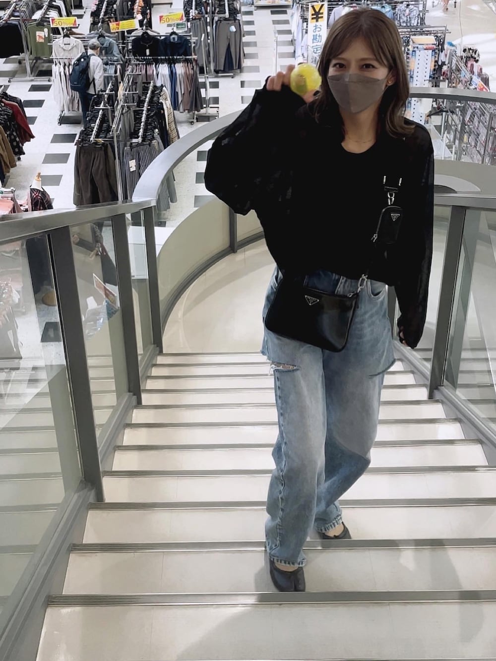 ブルー系のデニムパンツを着用したレディースの秋コーディネートの2枚目の写真