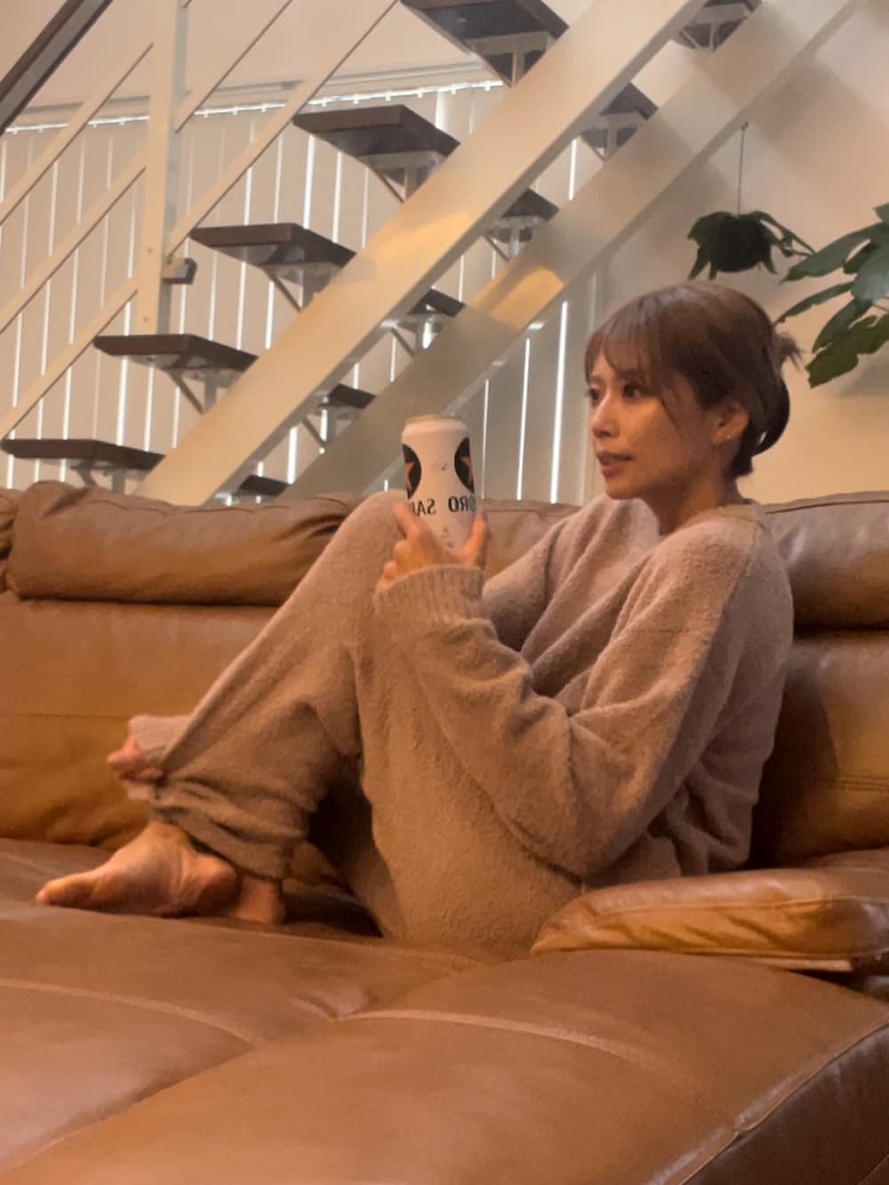 ブラウン系のルームウェア/パジャマを着用したレディースの秋コーディネートの2枚目の写真