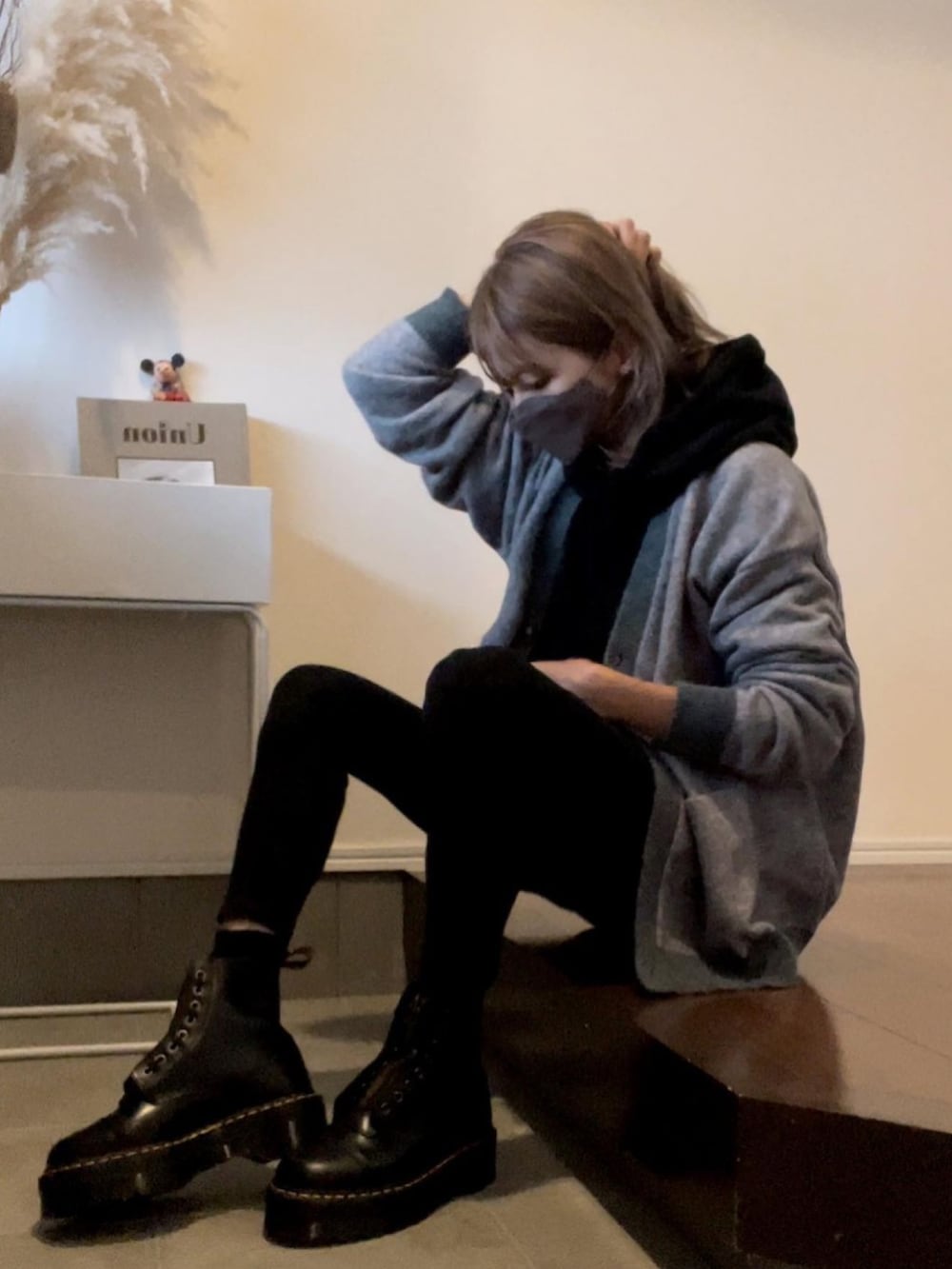 ブラック系のブーツを着用したレディースの秋コーディネートの2枚目の写真