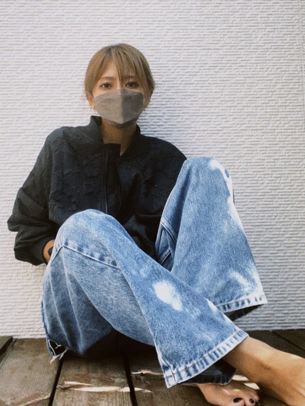 ブラック系のMA-1、ブルー系のデニムパンツを着用したレディースの秋コーディネートの2枚目の写真