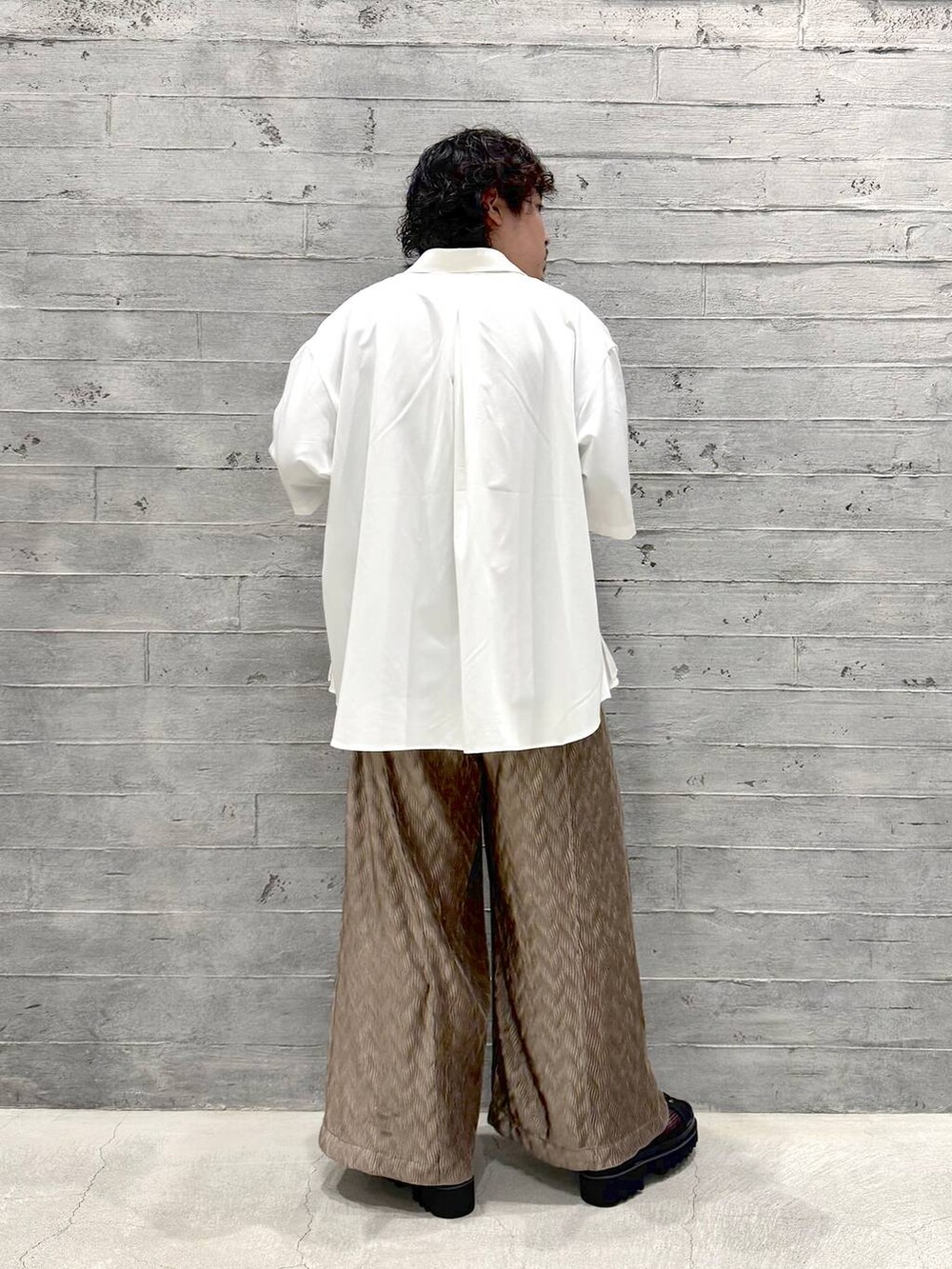 ブラック系のサンダル、ブラック系のタンクトップ、ブラウン系のその他パンツを着用したメンズの夏コーディネートの2枚目の写真