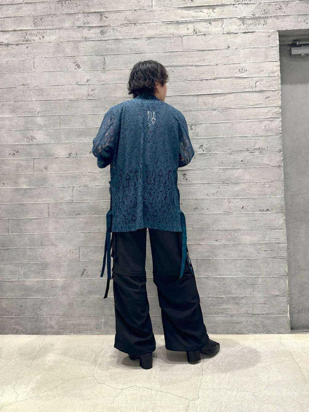 「モード、体型カバー、きれいめ、HARE、アウター、ジャケット、Tシャツ、ワイドパンツ、厚底シューズ、ベルト、ネックレス、春コーデ、春夏コーデ、差し色コーデ」｜「HAREの【SET UP対応】フラワーレースジャケット(HARE)（テーラードジャケット、ブルー系）」を使った、🐯としくん🐯さん（メンズ・171cm）の春コーディネートの2枚目の写真