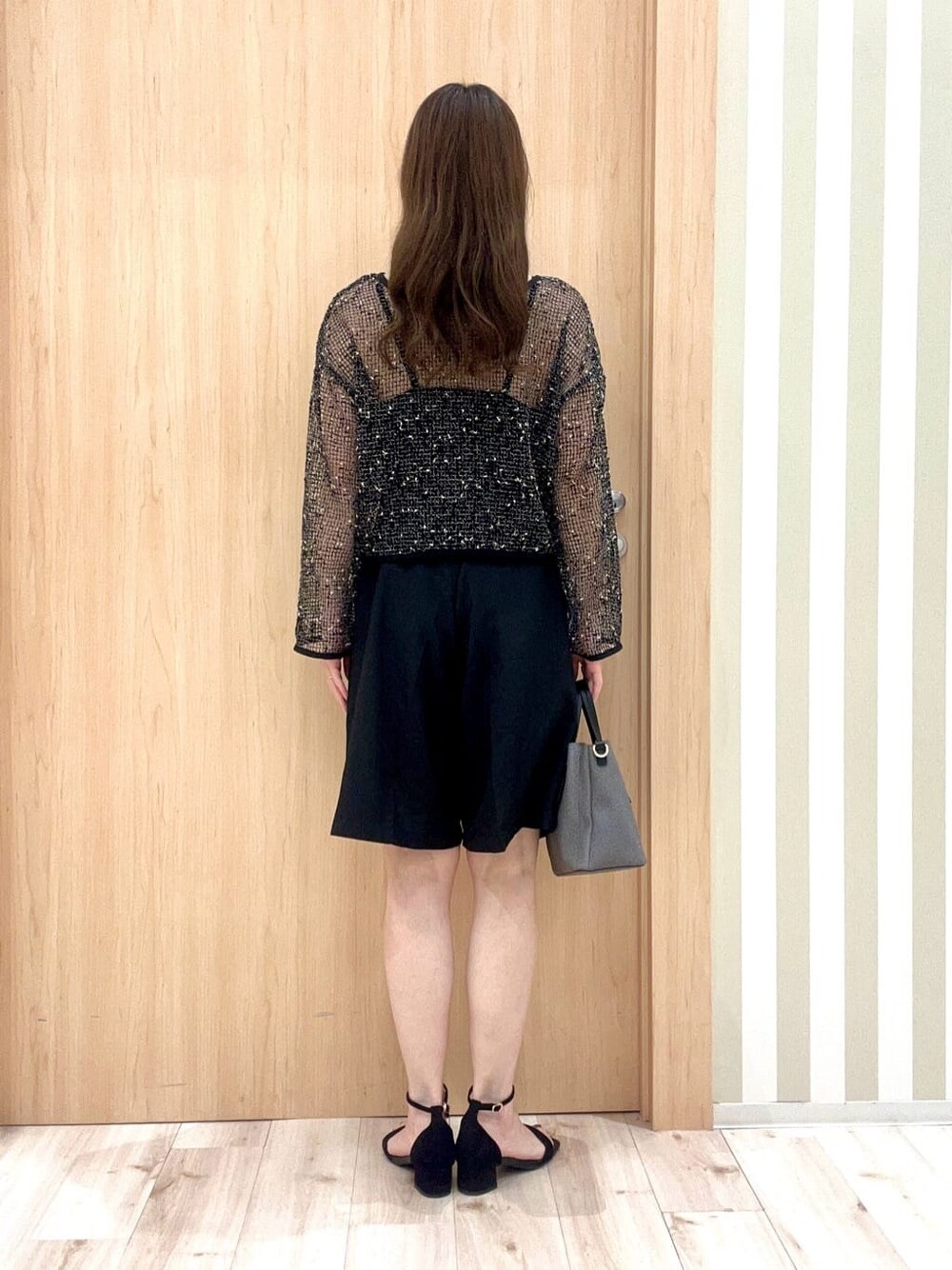 ブラック系のカーディガン/ボレロ、ブラック系のその他パンツ、ブラック系のトートバッグを着用したレディースの夏コーディネートの4枚目の写真