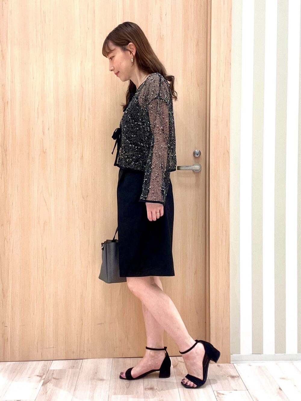 ブラック系のカーディガン/ボレロ、ブラック系のその他パンツ、ブラック系のトートバッグを着用したレディースの夏コーディネートの3枚目の写真