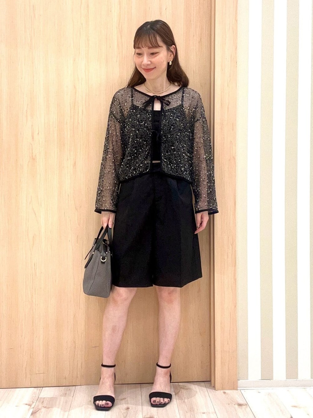 ブラック系のカーディガン/ボレロ、ブラック系のその他パンツ、ブラック系のトートバッグを着用したレディースの夏コーディネートの2枚目の写真