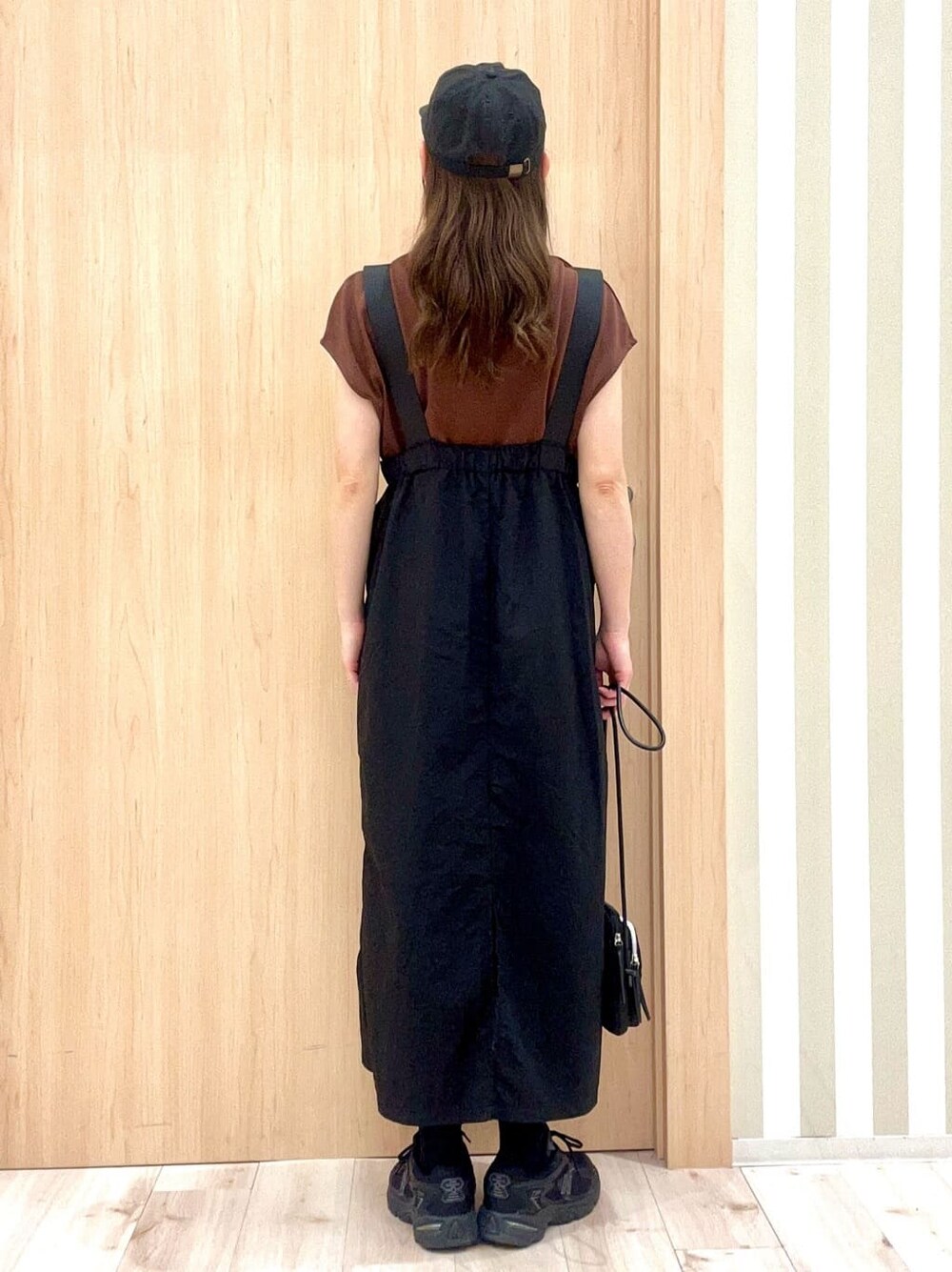ブラウン系のTシャツ/カットソー、ブラック系のワンピース、ブラック系のショルダーバッグを着用したレディースの夏コーディネートの4枚目の写真