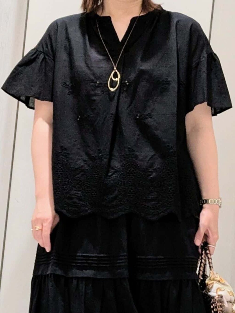 ブラック系のシャツ/ブラウス、ブラック系のスカートを着用したレディースの夏コーディネートの9枚目の写真