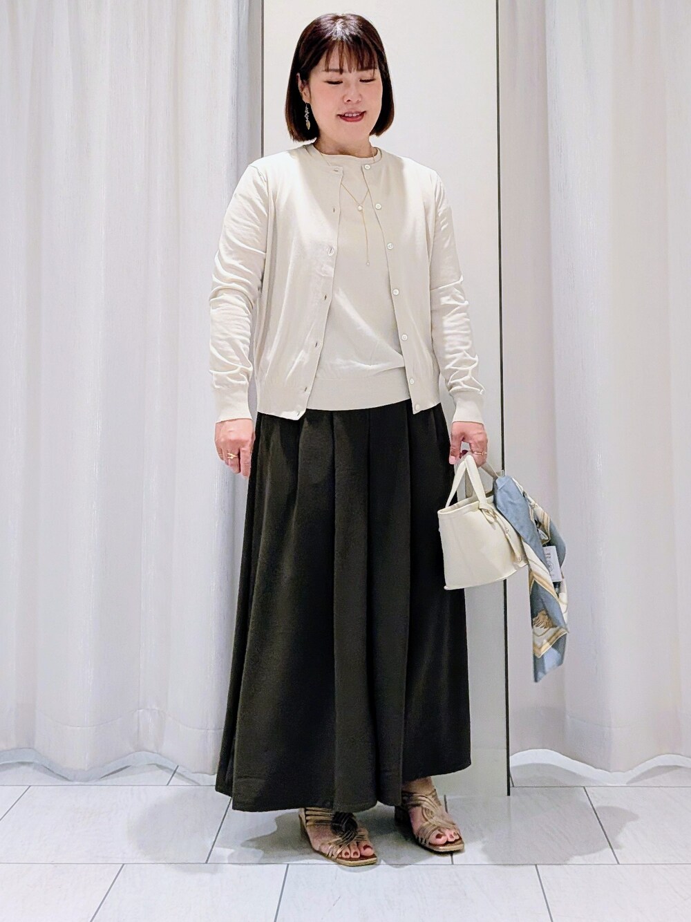 ベージュ系のカーディガン/ボレロ、ベージュ系のニット/セーター、ブラウン系のその他パンツを着用したレディースの夏コーディネートの8枚目の写真