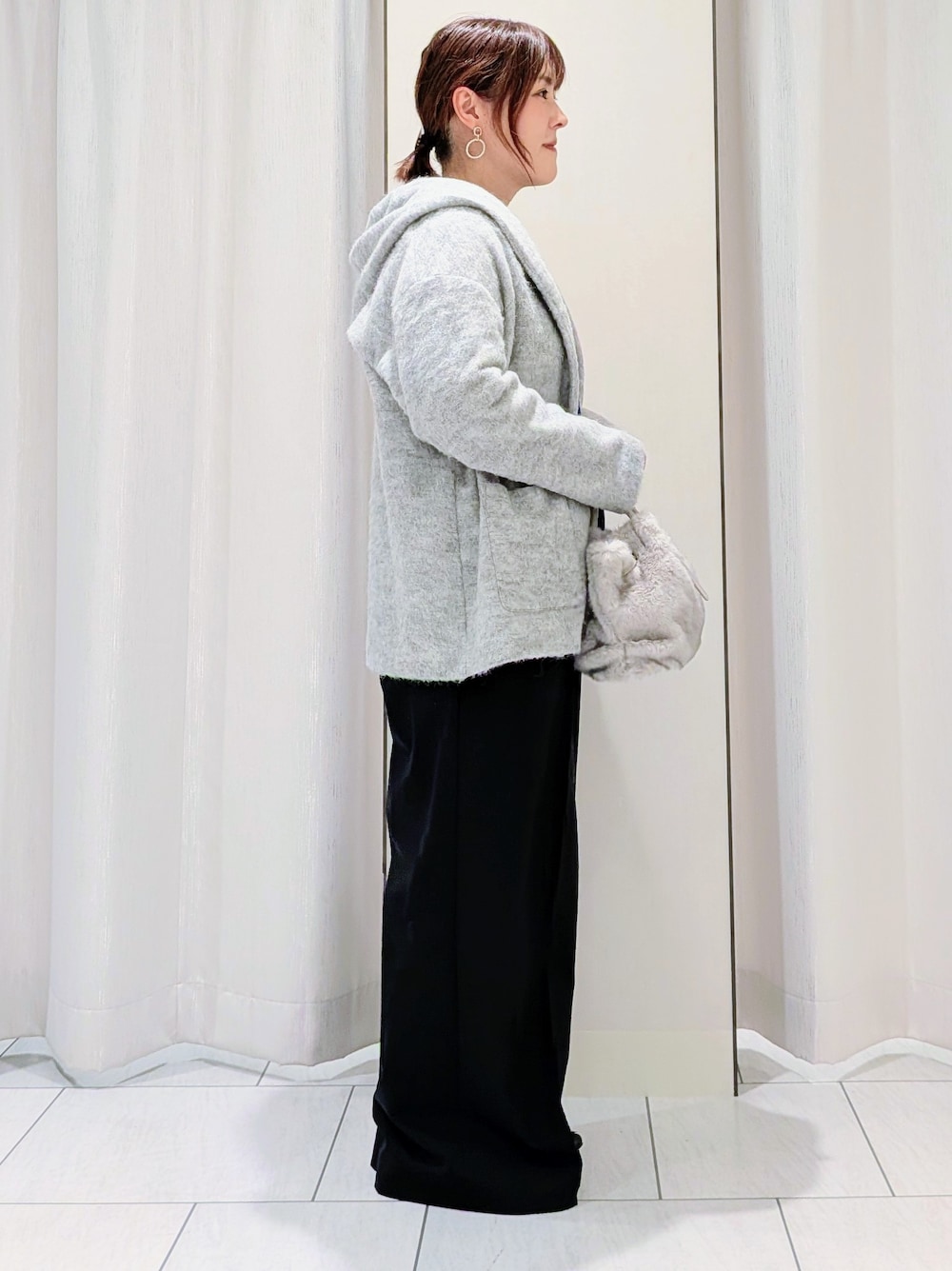 ブルー系のニット/セーター、ホワイト系のTシャツ/カットソー、ブラック系のその他パンツを着用したレディースの秋コーディネートの5枚目の写真