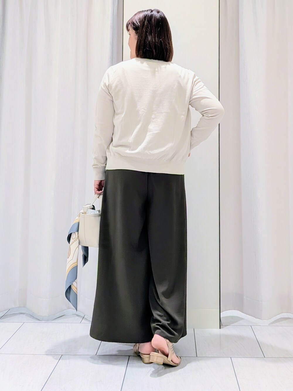 ベージュ系のカーディガン/ボレロ、ベージュ系のニット/セーター、ブラウン系のその他パンツを着用したレディースの夏コーディネートの6枚目の写真