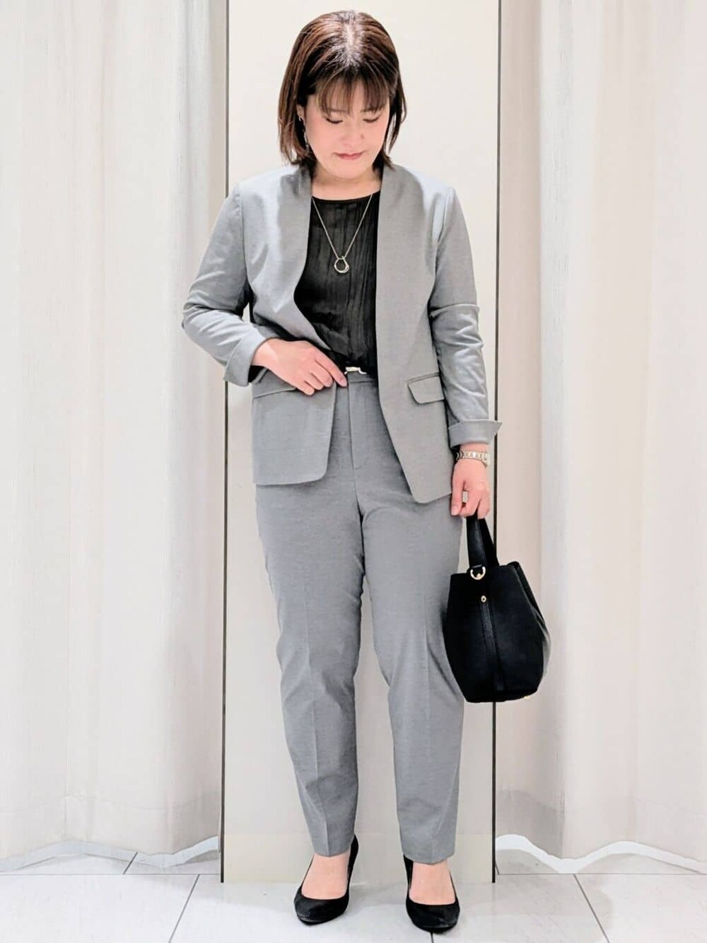 グレー系のノーカラージャケット、グレー系のシャツ/ブラウス、グレー系のその他パンツを着用したレディースの春コーディネートの9枚目の写真