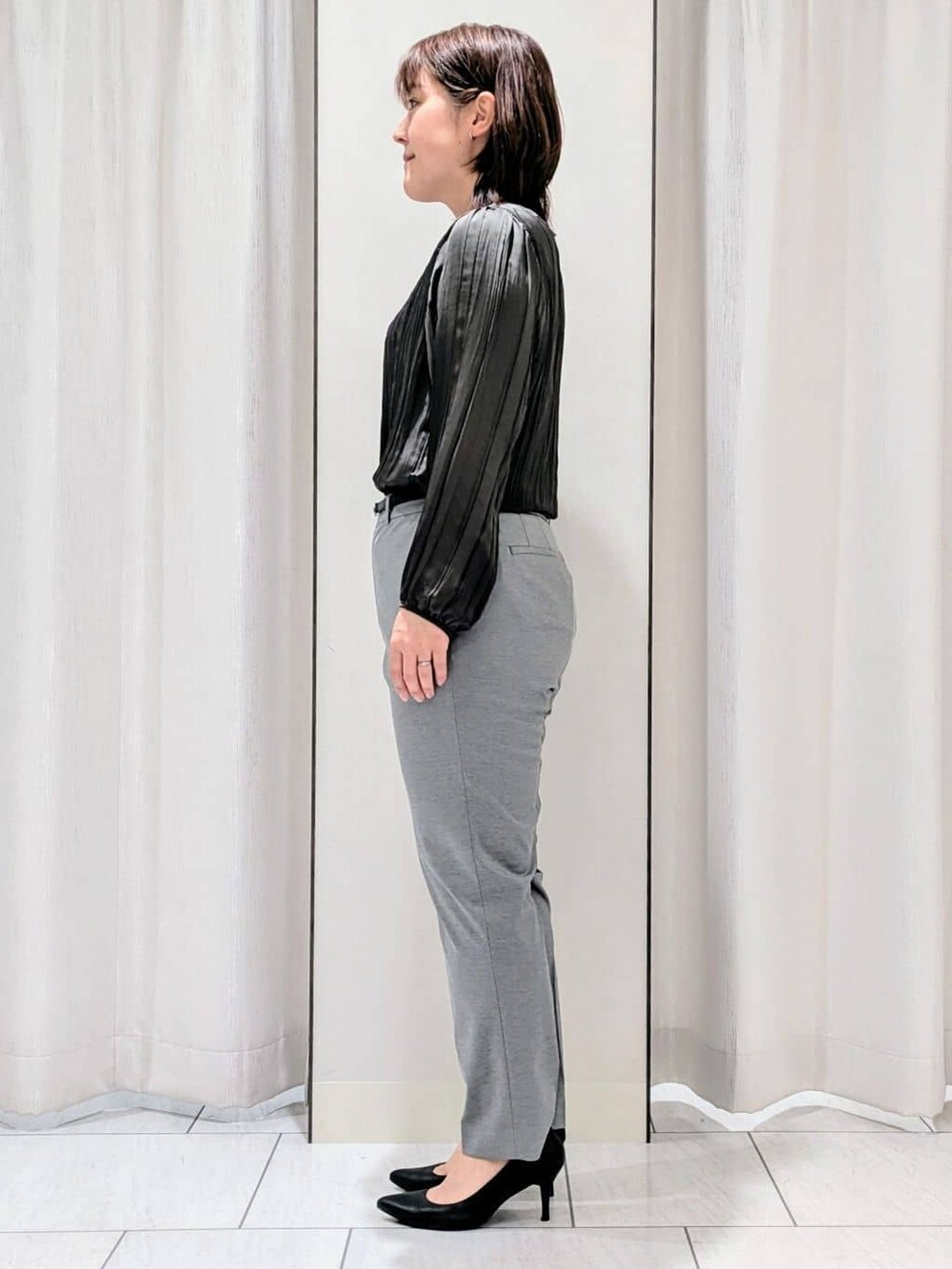 グレー系のノーカラージャケット、グレー系のシャツ/ブラウス、グレー系のその他パンツを着用したレディースの春コーディネートの2枚目の写真
