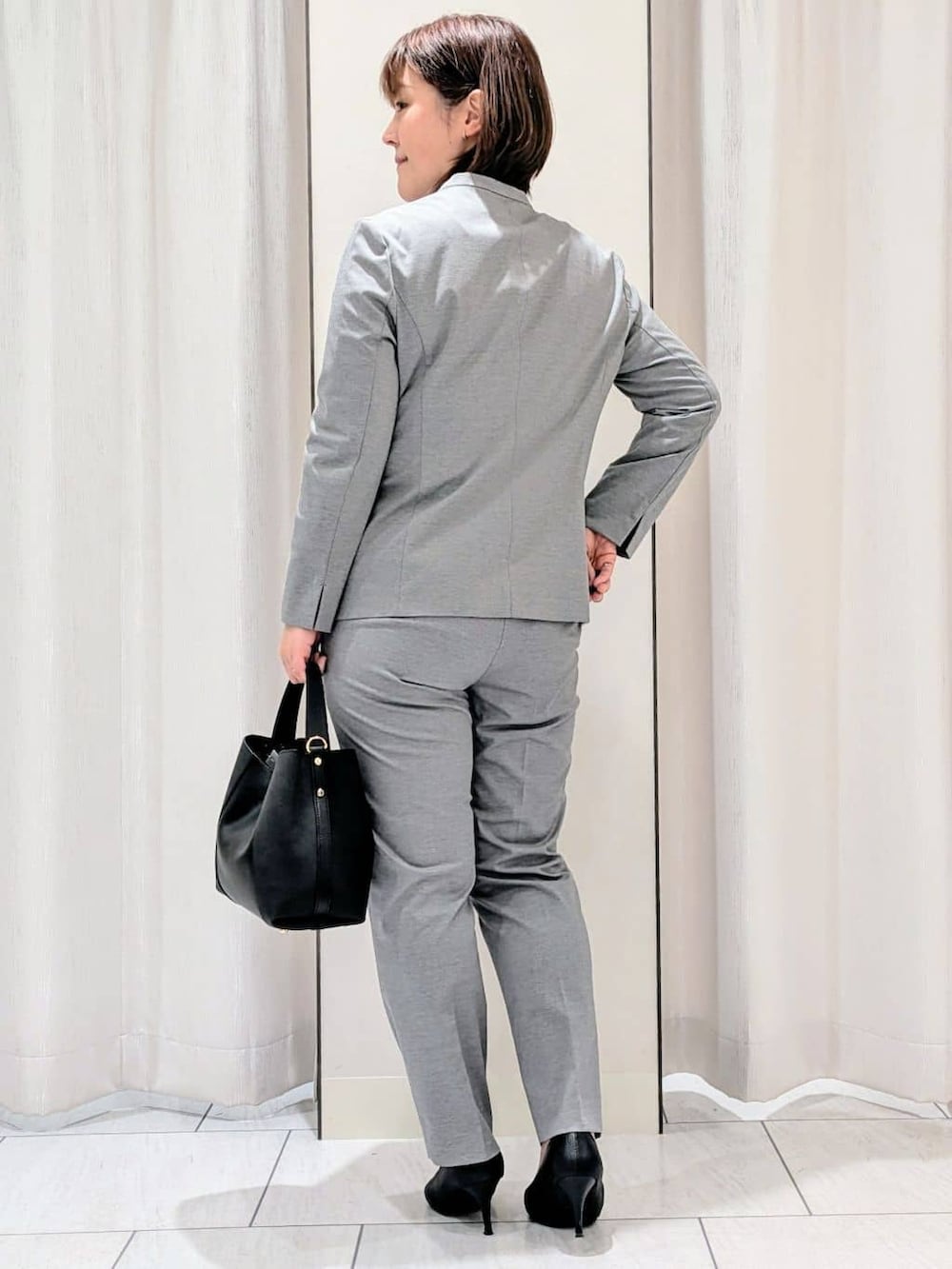グレー系のノーカラージャケット、グレー系のシャツ/ブラウス、グレー系のその他パンツを着用したレディースの春コーディネートの7枚目の写真