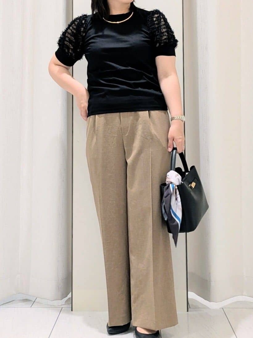 ブラック系のTシャツ/カットソー、ブラウン系のその他パンツを着用したレディースの夏コーディネートの8枚目の写真