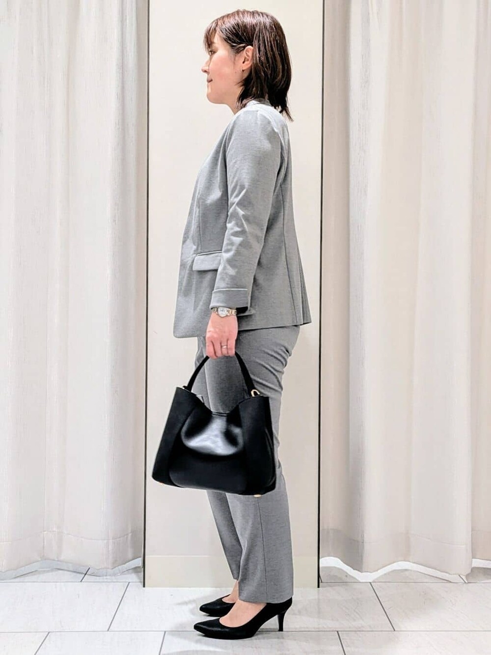 グレー系のノーカラージャケット、グレー系のシャツ/ブラウス、グレー系のその他パンツを着用したレディースの春コーディネートの8枚目の写真