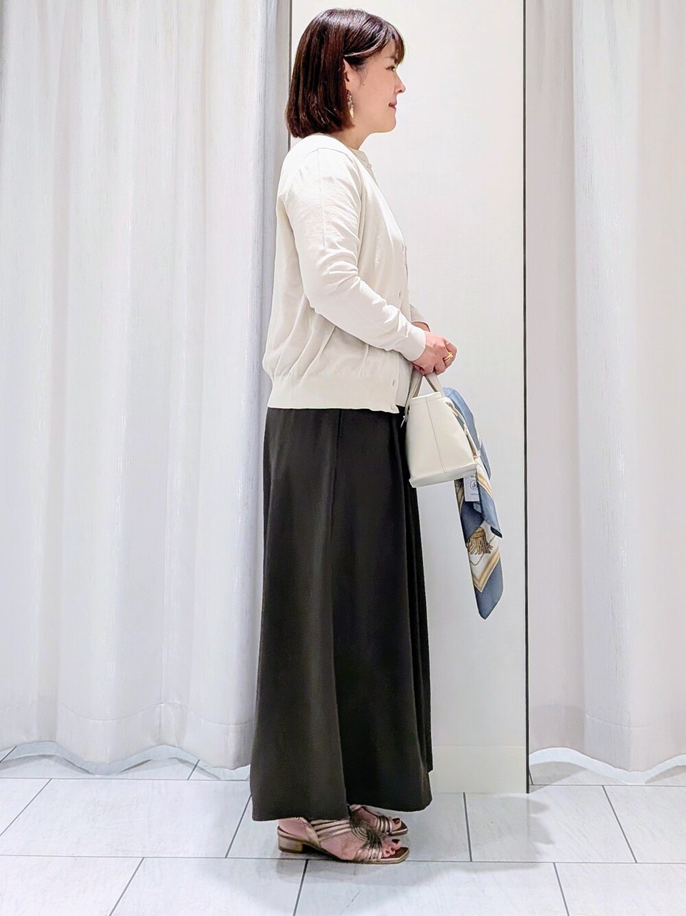 ベージュ系のカーディガン/ボレロ、ベージュ系のニット/セーター、ブラウン系のその他パンツを着用したレディースの夏コーディネートの5枚目の写真