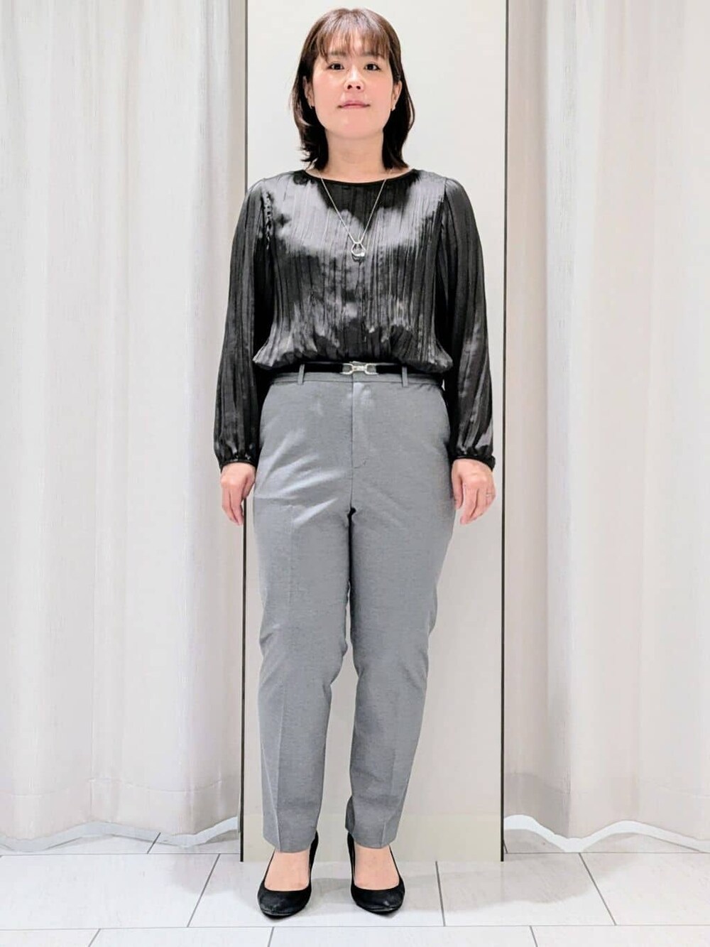 グレー系のノーカラージャケット、グレー系のシャツ/ブラウス、グレー系のその他パンツを着用したレディースの春コーディネートの3枚目の写真
