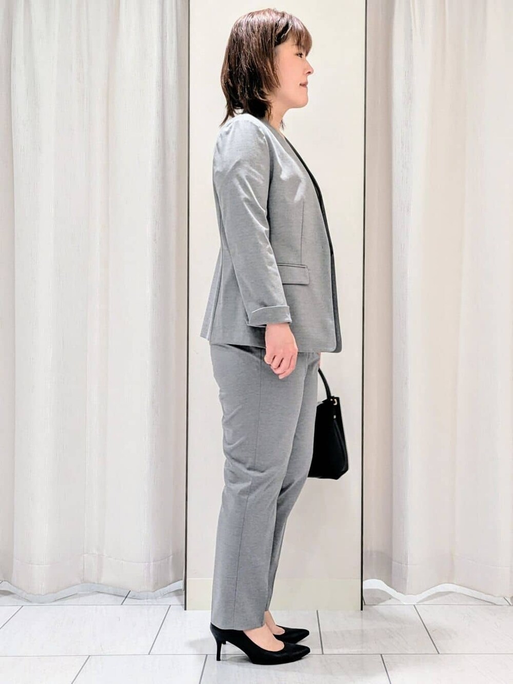 グレー系のノーカラージャケット、グレー系のシャツ/ブラウス、グレー系のその他パンツを着用したレディースの春コーディネートの6枚目の写真