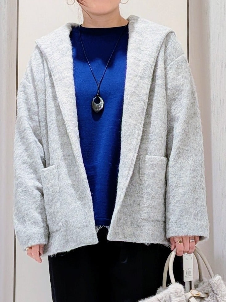ブルー系のニット/セーター、ホワイト系のTシャツ/カットソー、ブラック系のその他パンツを着用したレディースの秋コーディネートの3枚目の写真
