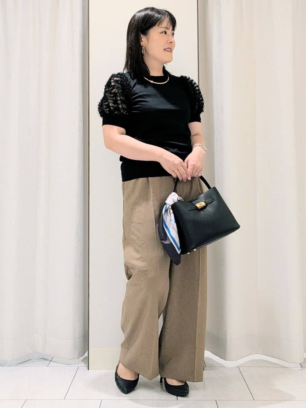 ブラック系のTシャツ/カットソー、ブラウン系のその他パンツを着用したレディースの夏コーディネートの7枚目の写真